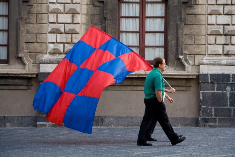un tifoso del Catania con la bandiera